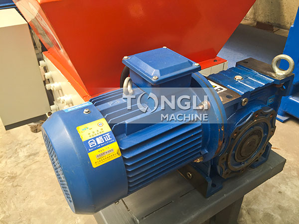 鐵屑撕碎機(jī)-1.jpg 鐵屑撕碎機(jī)-1.jpg