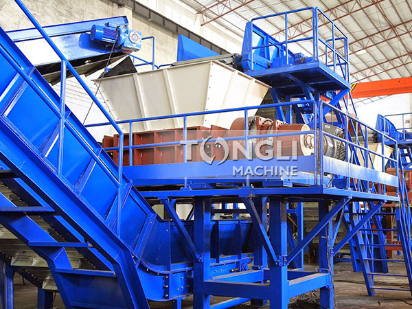 撕碎機(jī)現(xiàn)場.jpg 撕碎機(jī)現(xiàn)場.jpg