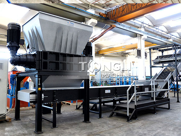 撕碎機現(xiàn)場2.jpg 撕碎機現(xiàn)場2.jpg